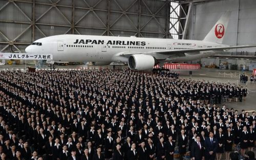 1405 نیروی تازه استخدام شده در شرکت هواپیمایی ژاپن در نخستین روز کاری و جریان مراسم رسمی در فرودگاه توکیو