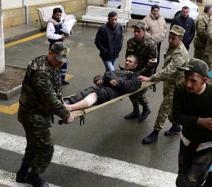 انتقال یک سرباز مجروح ارتش آذربایجان به بیمارستان. در روزهای گذشته درگیری های شدیدی در 3 منطقه بین نیروهای جدایی طلب منطقه خودمختار قره باغ و ارتش آذربایجان روی داده است