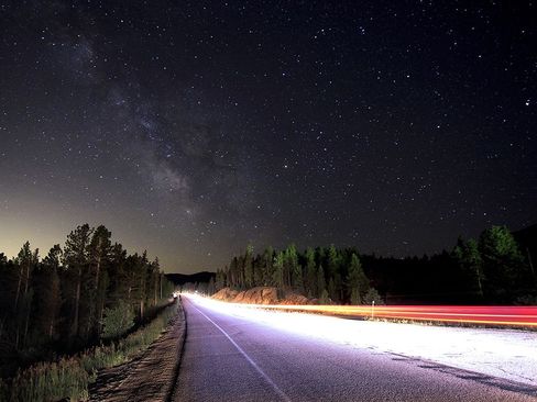نمای شبانه ستارگان در آسمان در جاده ای در کلرادو آمریکا