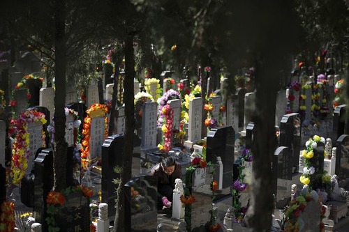 روز سر زدن به مقابر درگذشتگان در چین – قبرستانی در پکن