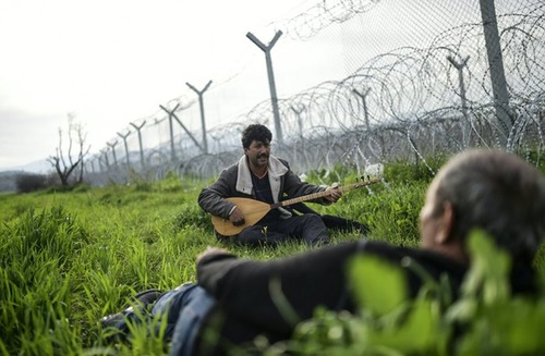 نوازندگی یک پناهجوی سوری در مرزهای بسته بین یونان و مقدونیه