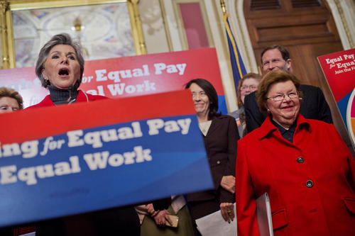 کنفرانس خبری سناتورهای زن آمریکایی در حمایت از طرح پرداخت حقوق یکسان برای کار یکسان به زنان و مردان – واشنگتن