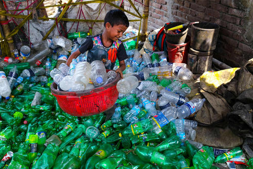 کارخانه بازیافت ظروف پلاستیکی در شهر داکا بنگلادش