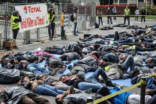 اعتراض به شکل مرگ نمادین فعالان محیط زیست به یک طرح استخراج نفت و گاز در فرانسه
