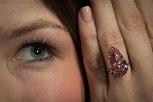 انگشتر الماس 15 قیراطی صورتی که قرار است در ماه می در یک حراجی در ژنو به قیمت پایه 28 میلیون دلار به فروش گذاشته شود