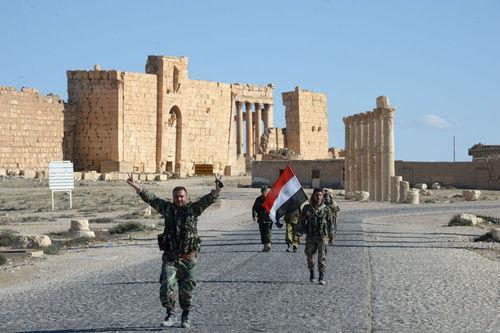 نظامیان ارتش سوریه در منطقه پالمیرا پس از آزادسازی آن از داعش