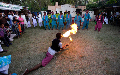 به دهان کشیدن آتش در جشنواره فرهنگی اسلام آباد - پاکستان