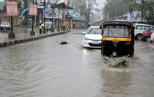 بارش باران شدید در سرینگر هند