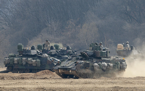خودروی زرهی ارتش ایالات متحده آمریکا  در نزدیکی مرز کره شمالی
