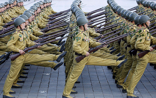 سربازان کره شمالی در طول یک رژه نظامی در پیونگ یانگ
