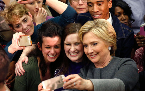 هیلاری کلینتون نامزد دموکرات ریاست جمهوری آمریکا در حال سلفی گرفتن با هواداران خود در ویرجینیا