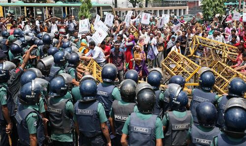 نیرو های پلیس بنگلادش در مقابل معترضان به قانون استخدام پرستاران با گرفتن آزمایش