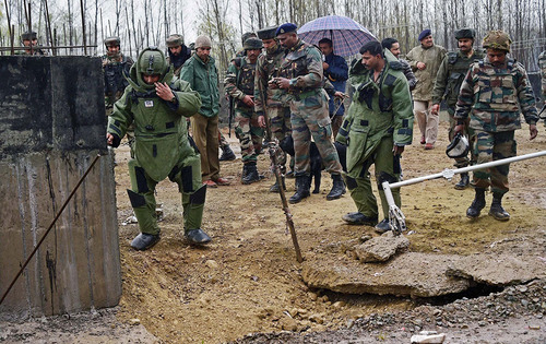ارتش هند در جستجوی بمب دست ساز در شهر سرینگر