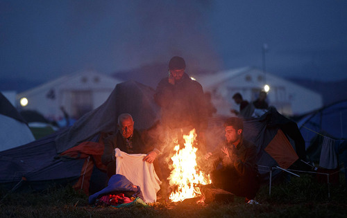 جمعی از پناهجویان در حال خشک کردن لباس های خود در مرز یونان