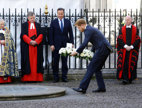 شاهزاد هری تاج به نمایندگی از ملکه به همراه دیوید کامرون نخست وزیر انگلیس در مراسم بزرگداشت قربانبان حملات سال 2015
