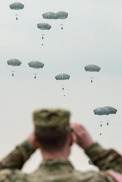 چتربازان ارتش آلمان در یک مانور مشترک
