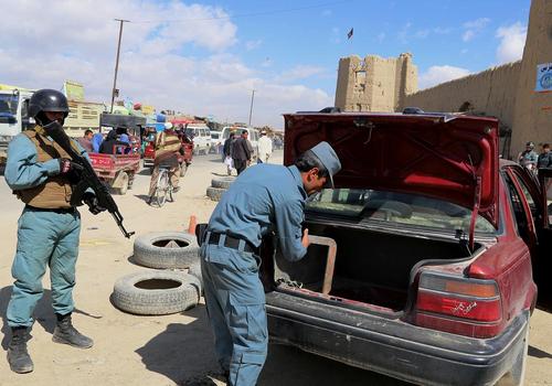 بازرسی خودروها در ایالت غزنی افغانستان