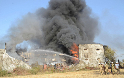 آتش سوزی گسترده در یک کارخانه چوب در شهر بوپال ( مرکز ایالت مادیا برادش) هندوستان