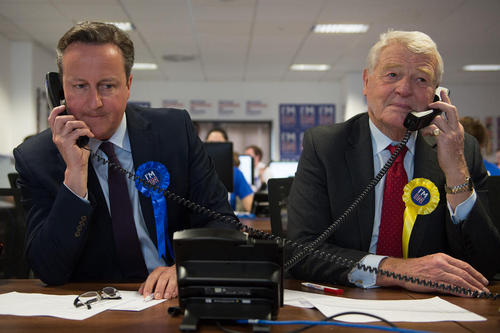 حضور دیوید کامرون نخست وزیر بریتانیا در یک مرکز کمپین حامیان حضور انگلیس در اتحادیه اروپا در لندن در آستانه نزدیک شدن به برگزاری رفراندوم ادامه حضور انگلیس در اتحادیه اروپا