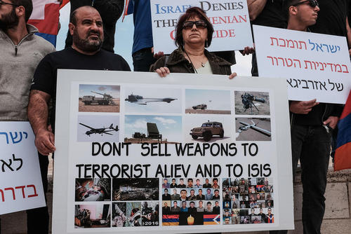 تظاهرات ارمنی ها در مقابل وزارت خارجه اسراییل در شهر قدس در اعتراض به فروش سلاح تل آویو به آذربایجان