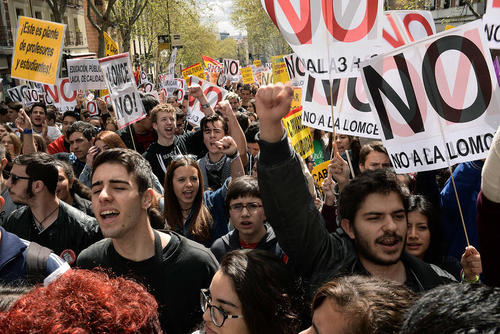 تظاهرات هزاران دانشجوی اسپانیایی در شهر مادرید در اعتراض به کاهش بودجه های آموزشی