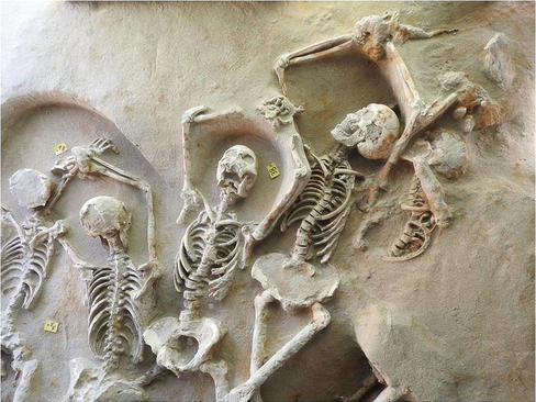 کشف اسکلت های 80 نفر متعلق به قرن هفتم پیش از میلاد در محوطه یک مرکز باستانی در نزدیکی آتن یونان