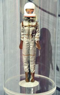 نمایش عروسک باربی فضا نورد در موزه باربی در رم ایتالیا