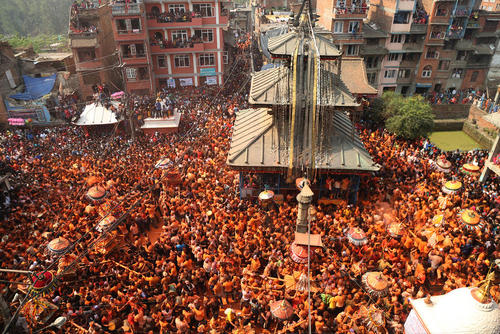 حمل مجسمه های خدایان مختلف آیین هندو در جریان جشن سال نو نپالی در شهر باختاپور