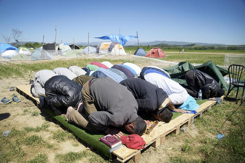 نماز خواندن پناهجویان – یونان