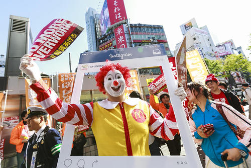 تظاهرات کارکنان فست فودها در مقابل یک شعبه از مک دونالد در توکیو ژاپن با درخواست افزایش حقوق کارکنان به 13.7 دلار در ساعت