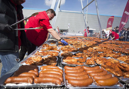 شکستن رکورد گینس با پختن کباب روی بزرگ ترین کوره کباب پزی به ابعاد 5 در 7 متر – نادارزین لهستان