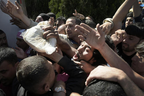 توزیع نان میان پناهجویان – یونان