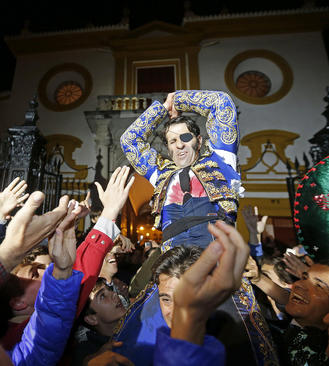 استقبال هواداران از قهرمان مسابقات گاو بازی در سویل اسپانیا