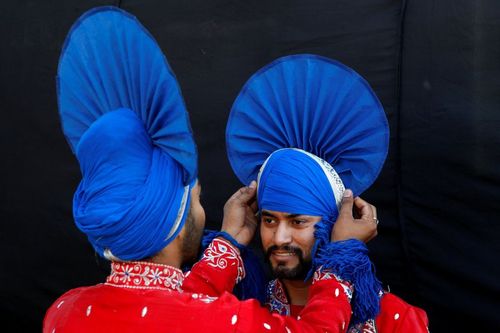 آماده شدن رقصندگان محلی برای جشنواره بایساکی – هند
