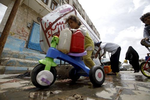 کودک یمنی در حال حمل آب به خانه – شهر صنعا
