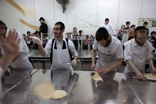 پخت نان ماتزوس در یک نانوایی در بندر اشدود اسراییل از سوی یهودی های ارتدوکس در آستانه عید فصح یهودیان