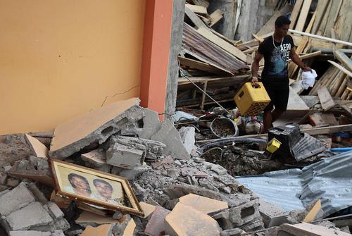 جستجو در ویرانه های زلزله اکوادور