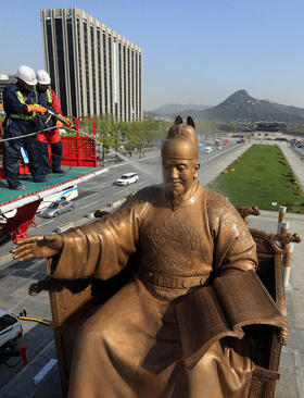شستشوی مجسمه بزرگ امپراتور سجونگ در شهر سئول کره جنوبی