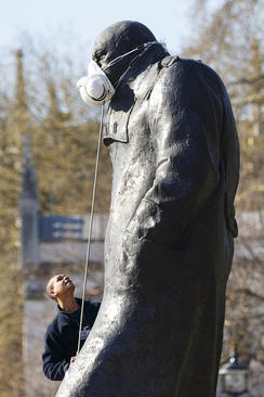 نصب ماسک به صورت مجسمه وینستون چرچیل نخست وزیر اسبق بریتانیا و 16 مجسمه دیگر از سوی فعالان محیط زیست و به نشانه اعتراض به کیفیت هوای لندن