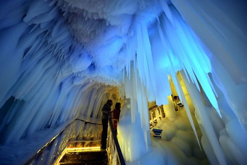 بازدید توریست ها از غار یخی – چین