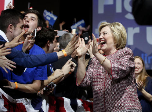 شادمانی هیلاری کلینتون از کسب پیروزی در انتخابات مقدماتی حزب دموکرات در ایالت نیویورک