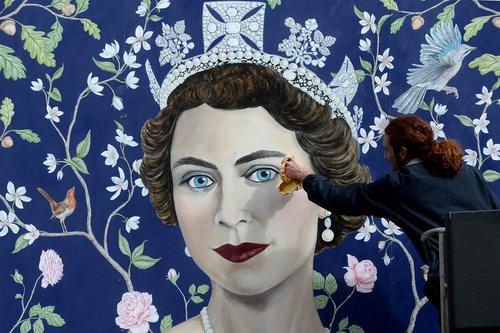 نقاشی تصویر ملکه الیزابت دوم به مناسبت نودمین سالگرد تولد او – لندن