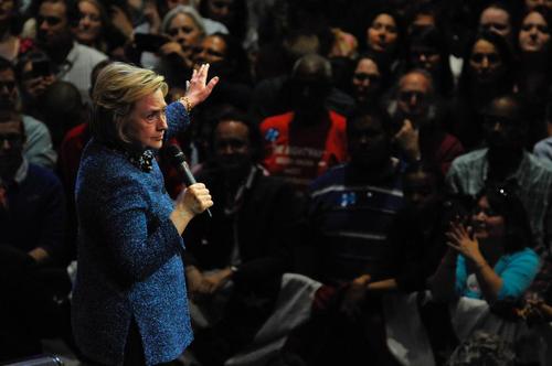 سخنرانی هیلاری کلینتون یکی از دو نامزد دموکرات انتخابات ریاست جمهوری آمریکا در جمع حامیانش در ایالت پنسیلوانیا