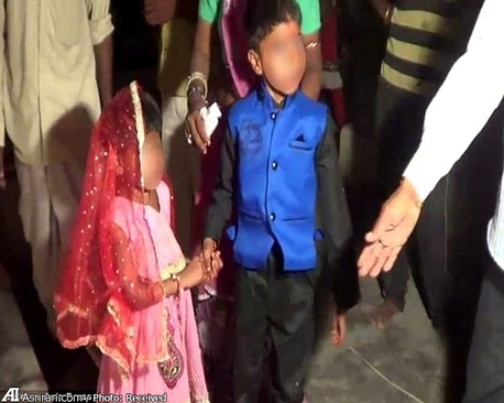 ازدواج اجباری و دسته جمعی کودکان هندی (+عکس)