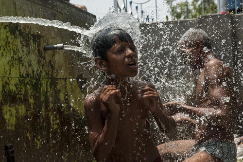 حمام کردن در کلکته هند