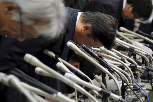 عذرخواهی رییس کمپانی میتسوبیشی ژاپن در جریان یک کنفرانس خبری در توکیو به دلیل افشای رسوایی این شرکت در ارایه اطلاعات نادرست درباره خودروهای کم مصرف تولید این کمپانی