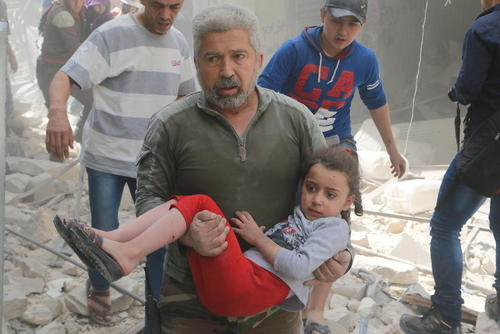 بیرون کشیدن مجروحان از زیر آوار حملات هوایی در شهر حلب سوریه