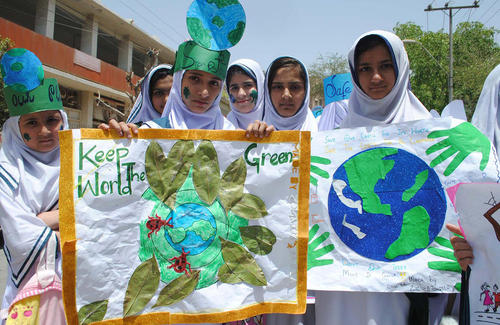 دانش آموزان حیدر آباد پاکستان در آیین های گرامی داشت روز زمین