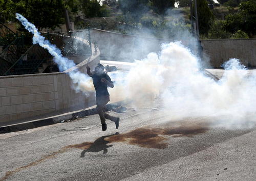 تظاهرات و درگیری جوانان فلسطینی با سربازان اسراییل – رام الله در کرانه غربی 