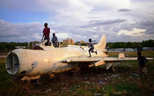 کودکان شهر جوبا در جنوب سودان در حال بازی با یک هواپیمای جنگی ساقط شده